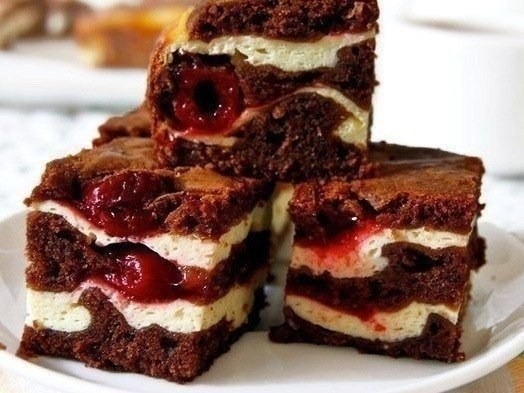 Брауни с сыром и вишнями