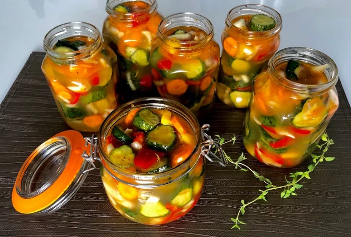 Разложите огурцы и маринад по банкам