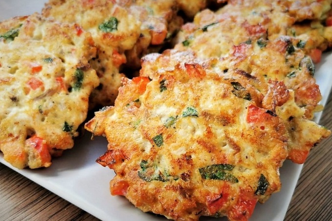 Рубленые куриные котлеты с овощами