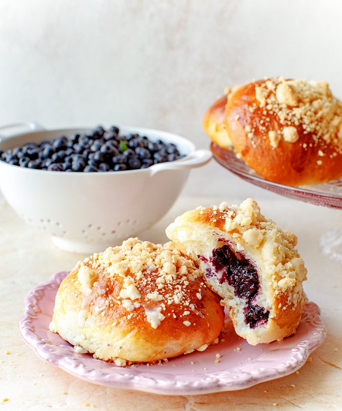 Булочки с черникой и крошкой